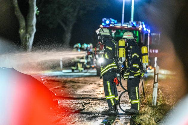 Schwerer Unfall in Bartholomä, Ein ausgebranntes Elektroauto steht nach einem schweren Verkehrsunfall auf der L1165 zwischen Bartholomä und Steinheim (Ostalbkreis). Das Fahrzeug war aus bislang ungeklärter Ursache von der Fahrbahn abgekommen, gegen einen Baum geprallt und in Brand geraten. Für die beiden Insassen kam jede Hilfe zu spät. Feuerwehr, Rettungsdienst und Polizei waren mit einem Großaufgebot im Einsatz. Die Ermittlungen zur Unfallursache dauern an. Bartholomä Baden-Württemberg Deutschland Bartholomä *** Serious Accident in Bartholomä, A burned-out electric car lies on the L1165 between Bartholomä and Steinheim in the Ostalbkreis district following a serious traffic accident. For reasons that remain unclear, the vehicle v Copyright: x xonw-imagesx x-x