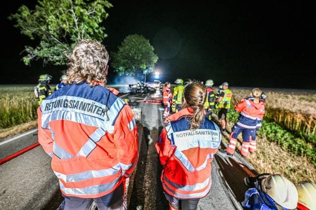 Schwerer Unfall in Bartholomä, Ein ausgebranntes Elektroauto steht nach einem schweren Verkehrsunfall auf der L1165 zwischen Bartholomä und Steinheim (Ostalbkreis). Das Fahrzeug war aus bislang ungeklärter Ursache von der Fahrbahn abgekommen, gegen einen Baum geprallt und in Brand geraten. Für die beiden Insassen kam jede Hilfe zu spät. Feuerwehr, Rettungsdienst und Polizei waren mit einem Großaufgebot im Einsatz. Die Ermittlungen zur Unfallursache dauern an. Bartholomä Baden-Württemberg Deutschland Bartholomä *** Serious Accident in Bartholomä, A burned-out electric car lies on the L1165 between Bartholomä and Steinheim in the Ostalbkreis district following a serious traffic accident. For reasons that remain unclear, the vehicle v Copyright: x xonw-imagesx x-x