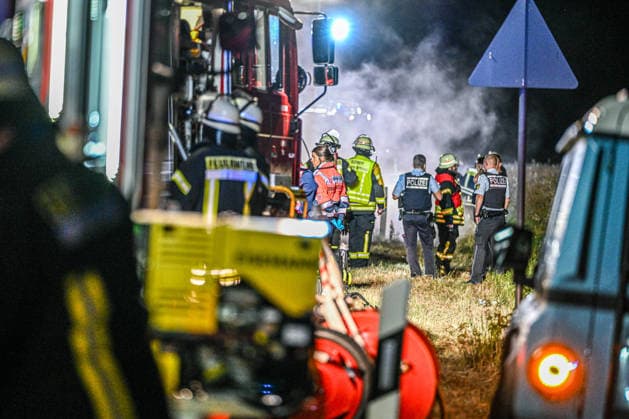 Schwerer Unfall in Bartholomä, Ein ausgebranntes Elektroauto steht nach einem schweren Verkehrsunfall auf der L1165 zwischen Bartholomä und Steinheim (Ostalbkreis). Das Fahrzeug war aus bislang ungeklärter Ursache von der Fahrbahn abgekommen, gegen einen Baum geprallt und in Brand geraten. Für die beiden Insassen kam jede Hilfe zu spät. Feuerwehr, Rettungsdienst und Polizei waren mit einem Großaufgebot im Einsatz. Die Ermittlungen zur Unfallursache dauern an. Bartholomä Baden-Württemberg Deutschland Bartholomä *** Serious Accident in Bartholomä, A burned-out electric car lies on the L1165 between Bartholomä and Steinheim in the Ostalbkreis district following a serious traffic accident. For reasons that remain unclear, the vehicle v Copyright: x xonw-imagesx x-x