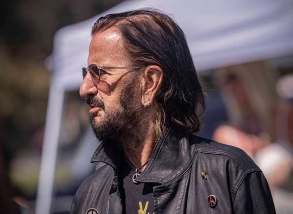 July 07, 2026 - Beverly Hills, California, USA - RINGO STARR, who turns 86 today, walks the press line during his Annual Peace & Love Birthday Celebration at Beverly Hills Garden Park. Beverly Hills USA - ZUMAce6_ 20260707_zaf_ce6_015 Copyright: xBrianxCahnx