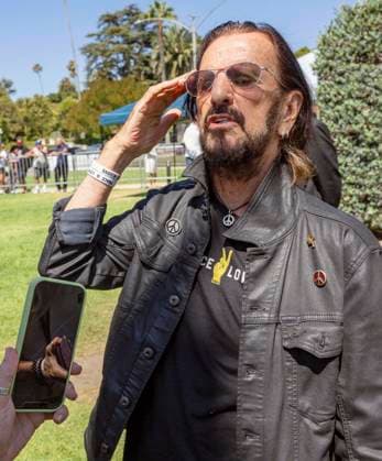 July 07, 2026 - Beverly Hills, California, USA - RINGO STARR, who turns 86 today, walks the press line during his Annual Peace & Love Birthday Celebration at Beverly Hills Garden Park. Beverly Hills USA - ZUMAce6_ 20260707_zaf_ce6_007 Copyright: xBrianxCahnx