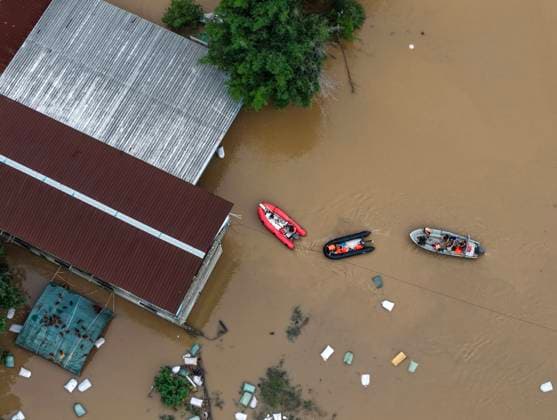 NANNING, CHINA - JULY 07: Rescuers transfer trapped residents after typhoon Maysak caused the Liulan Reservoir dam to breach on July 7, 2026 in Hengzhou, Nanning, Guangxi Zhuang Autonomous Region of China. Recent extreme rainstorms triggered by Typhoon Maysak, the 10th typhoon of the year, have caused severe flooding in parts of south China s Guangxi Zhuang Autonomous Region.  Copyright: xVCGx 111652913846