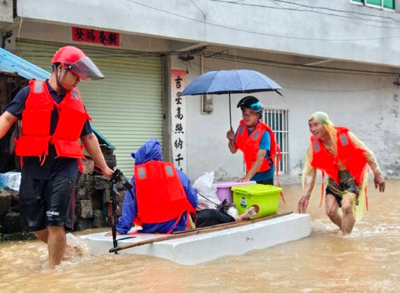 NANNING, CHINA - JULY 07: Rescuers transfer trapped residents after typhoon Maysak caused the Liulan Reservoir dam to breach on July 7, 2026 in Hengzhou, Nanning, Guangxi Zhuang Autonomous Region of China. Recent extreme rainstorms triggered by Typhoon Maysak, the 10th typhoon of the year, have caused severe flooding in parts of south China s Guangxi Zhuang Autonomous Region.  Copyright: xVCGx 111652913851