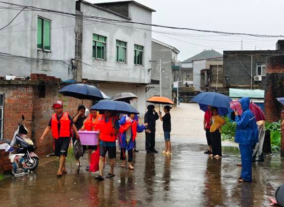 NANNING, CHINA - JULY 07: Rescuers transfer trapped residents after typhoon Maysak caused the Liulan Reservoir dam to breach on July 7, 2026 in Hengzhou, Nanning, Guangxi Zhuang Autonomous Region of China. Recent extreme rainstorms triggered by Typhoon Maysak, the 10th typhoon of the year, have caused severe flooding in parts of south China s Guangxi Zhuang Autonomous Region.  Copyright: xVCGx 111652913854