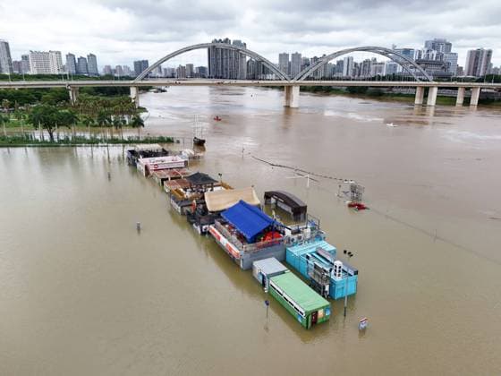 NANNING, CHINA - JULY 07: Floodwaters submerge riverside walkways and shops on July 7, 2026 in Nanning, Guangxi Zhuang Autonomous Region of China. Recent extreme rainstorms triggered by Typhoon Maysak, the 10th typhoon of the year, have caused severe flooding in parts of south China s Guangxi Zhuang Autonomous Region.  Copyright: xVCGx 111652813949