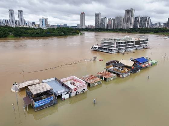 NANNING, CHINA - JULY 07: Floodwaters submerge riverside walkways and shops on July 7, 2026 in Nanning, Guangxi Zhuang Autonomous Region of China. Recent extreme rainstorms triggered by Typhoon Maysak, the 10th typhoon of the year, have caused severe flooding in parts of south China s Guangxi Zhuang Autonomous Region.  Copyright: xVCGx 111652813938