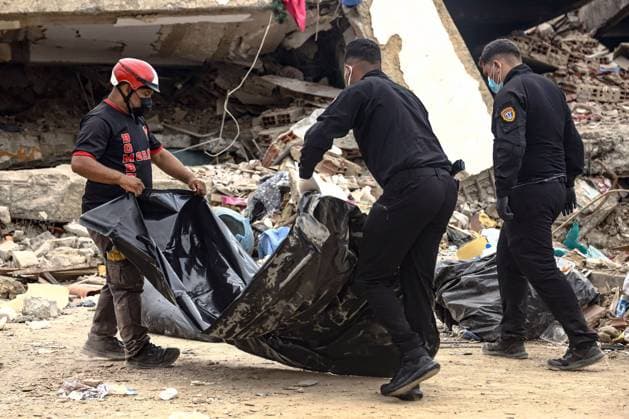 Aftermath of the Earthquake in Caraballeda, La Guaira, Venezuela CARABALLEDA, LA GUAIRA, VENEZUELA JULY 7, 2026: Rescue and forensic teams continue recovery operations in the aftermath of the devastating earthquakes that struck Venezuela s Caribbean coast, retrieving victims from the rubble of collapsed buildings in Caraballeda, La Guaira state. Authorities say the earthquakes have killed at least 3,685 people, injured more than 16,700, left thousands missing, and displaced nearly 18,000 residents, as search and recovery efforts continue in some of the hardest-hit areas. EDITOR S NOTE: Images show covered bodies during recovery operations. CARABALLEDA Venezuela (Bolivarian Republic of) Copyright: x xLauraxdexChiclanax xJNAxPressx