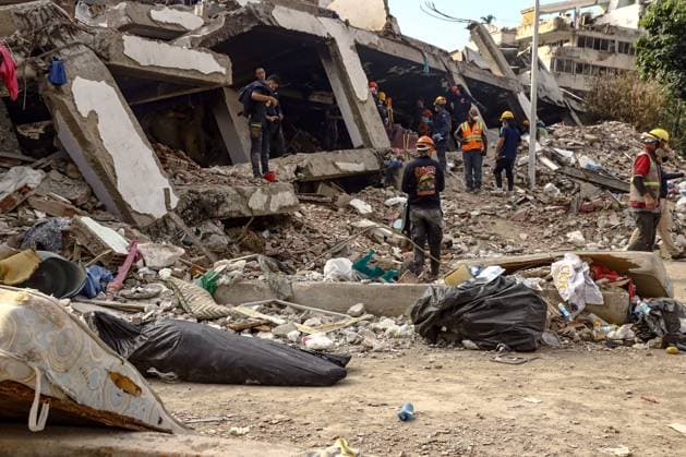 Aftermath of the Earthquake in Caraballeda, La Guaira, Venezuela CARABALLEDA, LA GUAIRA, VENEZUELA JULY 7, 2026: Rescue and forensic teams continue recovery operations in the aftermath of the devastating earthquakes that struck Venezuela s Caribbean coast, retrieving victims from the rubble of collapsed buildings in Caraballeda, La Guaira state. Authorities say the earthquakes have killed at least 3,685 people, injured more than 16,700, left thousands missing, and displaced nearly 18,000 residents, as search and recovery efforts continue in some of the hardest-hit areas. EDITOR S NOTE: Images show covered bodies during recovery operations. CARABALLEDA Venezuela (Bolivarian Republic of) Copyright: x xLauraxdexChiclanax xJNAxPressx