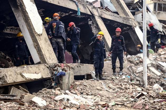 Aftermath of the Earthquake in Caraballeda, La Guaira, Venezuela CARABALLEDA, LA GUAIRA, VENEZUELA JULY 7, 2026: Rescue and forensic teams continue recovery operations in the aftermath of the devastating earthquakes that struck Venezuela s Caribbean coast, retrieving victims from the rubble of collapsed buildings in Caraballeda, La Guaira state. Authorities say the earthquakes have killed at least 3,685 people, injured more than 16,700, left thousands missing, and displaced nearly 18,000 residents, as search and recovery efforts continue in some of the hardest-hit areas. EDITOR S NOTE: Images show covered bodies during recovery operations. CARABALLEDA Venezuela (Bolivarian Republic of) Copyright: x xLauraxdexChiclanax xJNAxPressx