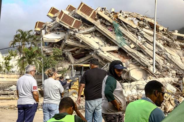 Aftermath of the Earthquake in Caraballeda, La Guaira, Venezuela CARABALLEDA, LA GUAIRA, VENEZUELA JULY 7, 2026: Rescue and forensic teams continue recovery operations in the aftermath of the devastating earthquakes that struck Venezuela s Caribbean coast, retrieving victims from the rubble of collapsed buildings in Caraballeda, La Guaira state. Authorities say the earthquakes have killed at least 3,685 people, injured more than 16,700, left thousands missing, and displaced nearly 18,000 residents, as search and recovery efforts continue in some of the hardest-hit areas. EDITOR S NOTE: Images show covered bodies during recovery operations. CARABALLEDA Venezuela (Bolivarian Republic of) Copyright: x xLauraxdexChiclanax xJNAxPressx