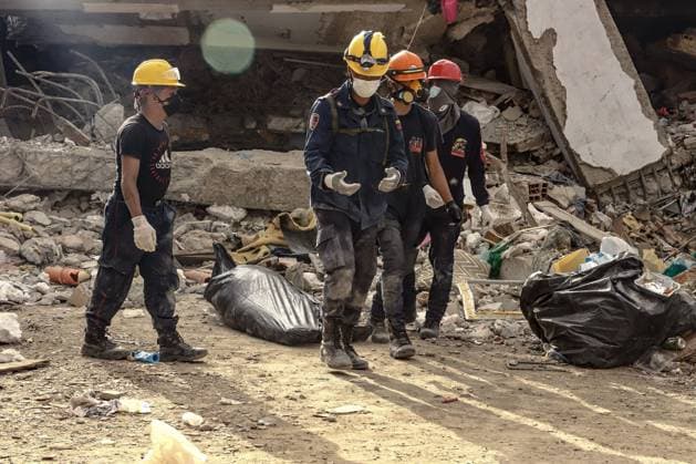 Aftermath of the Earthquake in Caraballeda, La Guaira, Venezuela CARABALLEDA, LA GUAIRA, VENEZUELA JULY 7, 2026: Rescue and forensic teams continue recovery operations in the aftermath of the devastating earthquakes that struck Venezuela s Caribbean coast, retrieving victims from the rubble of collapsed buildings in Caraballeda, La Guaira state. Authorities say the earthquakes have killed at least 3,685 people, injured more than 16,700, left thousands missing, and displaced nearly 18,000 residents, as search and recovery efforts continue in some of the hardest-hit areas. EDITOR S NOTE: Images show covered bodies during recovery operations. CARABALLEDA Venezuela (Bolivarian Republic of) Copyright: x xLauraxdexChiclanax xJNAxPressx