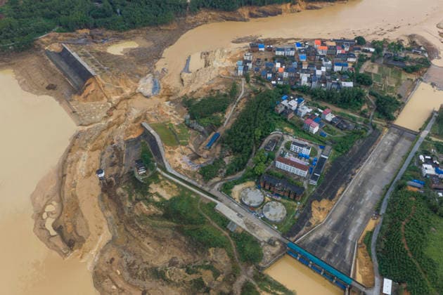 NANNING, CHINA - JULY 07: Rescue workers work at the flood control front line of Liulan Reservoir on July 7, 2026 in Hengzhou, Nanning, Guangxi Zhuang Autonomous Region of China. Recent extreme rainstorms triggered by Typhoon Maysak, the 10th typhoon of the year, have caused severe flooding in parts of south China s Guangxi Zhuang Autonomous Region.  Copyright: xVCGx 111652981428