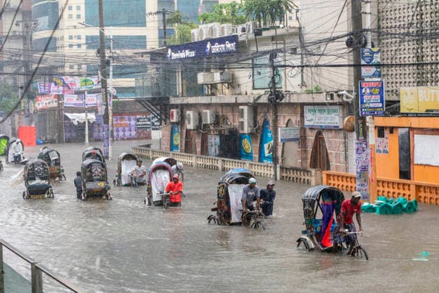 Bangladesh: Severe Waterlogging Paralyzes Chattogram Amid Heavy Monsoon Rain In Chattogram An elevated view shows a fleet of traditional rickshaws navigating a heavily flooded commercial avenue in Chattogram, Bangladesh, on July 7, 2026. Torrential rains have overwhelmed the city s drainage system, turning roads into makeshift waterways. Chattogram Bangladesh  Copyright: xZakirxHossainx originalFilename: hossain-notitle260707_np766.jpg