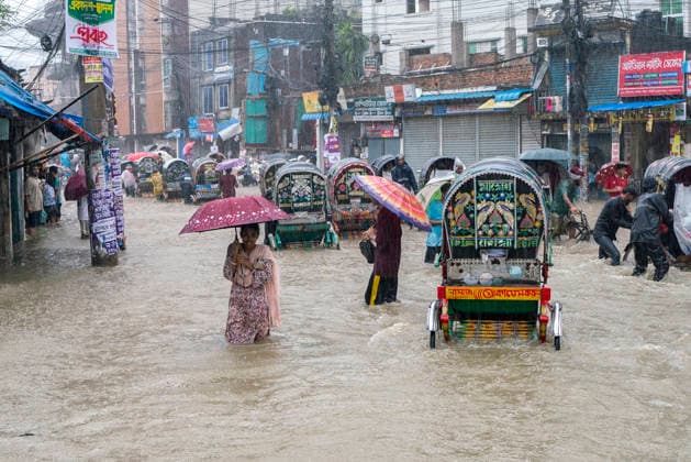Bangladesh: Severe Waterlogging Paralyzes Chattogram Amid Heavy Monsoon Rain In Chattogram A woman holds an umbrella and wades through a completely flooded road packed with stranded rickshaws in Chattogram, Bangladesh, on July 7, 2026. Major thoroughfares submerged under rainwater have paralyzed public transport, leaving commuters stranded for hours. Chattogram Bangladesh  Copyright: xZakirxHossainx originalFilename: hossain-notitle260707_npytc.jpg