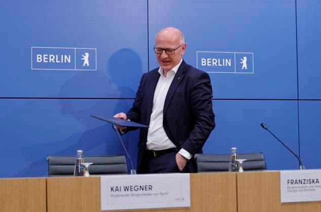Kai Wegner, Regierender Bürgermeister von Berlin, Deutschland, Berlin, Senatspressekonferenz gemeinsam mit der Bürgermeisterin und Senatorin für Wirtschaft, Energie und Betriebe, Franziska Giffey, sowie dem Bürgermeister und Senator für Finanzen sowie für Kultur und Gesellschaftlichen Zusammenhalt, Stefan Evers *** Kai Wegner, Governing Mayor of Berlin, Germany, Berlin; Senate press conference together with the Mayor and Senator for Economy, Energy, and Public Enterprises, Franziska Giffey, and the Mayor and Senator for Finance, Culture, and Social Cohesion, Stefan Evers