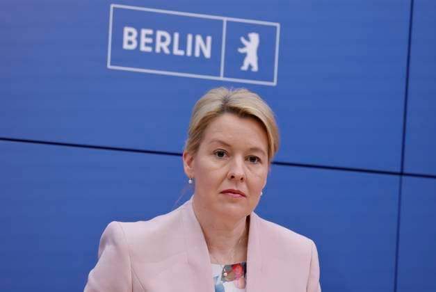 Franziska Giffey, Bürgermeisterin von Berlin, Deutschland, Berlin, Senatspressekonferenz gemeinsam mit der Bürgermeisterin und Senatorin für Wirtschaft, Energie und Betriebe, Franziska Giffey, sowie dem Bürgermeister und Senator für Finanzen sowie für Kultur und Gesellschaftlichen Zusammenhalt, Stefan Evers *** Franziska Giffey, Mayor of Berlin, Germany; Berlin; Senate press conference with Mayor and Senator for Economy, Energy, and Public Enterprises Franziska Giffey, as well as Mayor and Senator for Finance, Culture, and Social Cohesion Stefan Evers