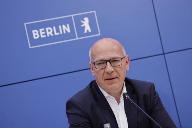 Kai Wegner, Regierender Bürgermeister von Berlin, Deutschland, Berlin, Senatspressekonferenz gemeinsam mit der Bürgermeisterin und Senatorin für Wirtschaft, Energie und Betriebe, Franziska Giffey, sowie dem Bürgermeister und Senator für Finanzen sowie für Kultur und Gesellschaftlichen Zusammenhalt, Stefan Evers *** Kai Wegner, Governing Mayor of Berlin, Germany, Berlin; Senate press conference together with the Mayor and Senator for Economy, Energy, and Public Enterprises, Franziska Giffey, and the Mayor and Senator for Finance, Culture, and Social Cohesion, Stefan Evers
