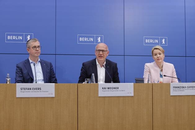 Stefan Evers, Bürgermeister von Berlin, Kai Wegner, Regierender Bürgermeister von Berlin, Franziska Giffey, Bürgermeisterin von Berlin, Deutschland, Berlin, Senatspressekonferenz gemeinsam mit der Bürgermeisterin und Senatorin für Wirtschaft, Energie und Betriebe, Franziska Giffey, sowie dem Bürgermeister und Senator für Finanzen sowie für Kultur und Gesellschaftlichen Zusammenhalt, Stefan Evers *** Stefan Evers, Mayor of Berlin, Kai Wegner, Governing Mayor of Berlin; Franziska Giffey, Mayor of Berlin, Germany; Berlin; Senate press conference together with the Mayor and Senator for Economics, Energy, and Public Enterprises, Franziska Giffey, as well as the Mayor and Senator for Finance, Culture, and Social Cohesion, Stefan Evers