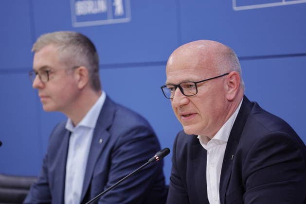 Stefan Evers, Bürgermeister von Berlin, Kai Wegner, Regierender Bürgermeister von Berlin, Deutschland, Berlin, Senatspressekonferenz gemeinsam mit der Bürgermeisterin und Senatorin für Wirtschaft, Energie und Betriebe, Franziska Giffey, sowie dem Bürgermeister und Senator für Finanzen sowie für Kultur und Gesellschaftlichen Zusammenhalt, Stefan Evers *** Stefan Evers, Mayor of Berlin; Kai Wegner, Governing Mayor of Berlin, Germany, Berlin; Senate press conference together with the Mayor and Senator for Economy, Energy, and Public Enterprises, Franziska Giffey, as well as the Mayor and Senator for Finance, Culture, and Social Cohesion, Stefan Evers