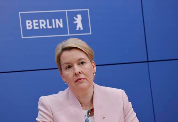 Franziska Giffey, Bürgermeisterin von Berlin, Deutschland, Berlin, Senatspressekonferenz gemeinsam mit der Bürgermeisterin und Senatorin für Wirtschaft, Energie und Betriebe, Franziska Giffey, sowie dem Bürgermeister und Senator für Finanzen sowie für Kultur und Gesellschaftlichen Zusammenhalt, Stefan Evers *** Franziska Giffey, Mayor of Berlin, Germany; Berlin; Senate press conference with Mayor and Senator for Economy, Energy, and Public Enterprises Franziska Giffey, as well as Mayor and Senator for Finance, Culture, and Social Cohesion Stefan Evers