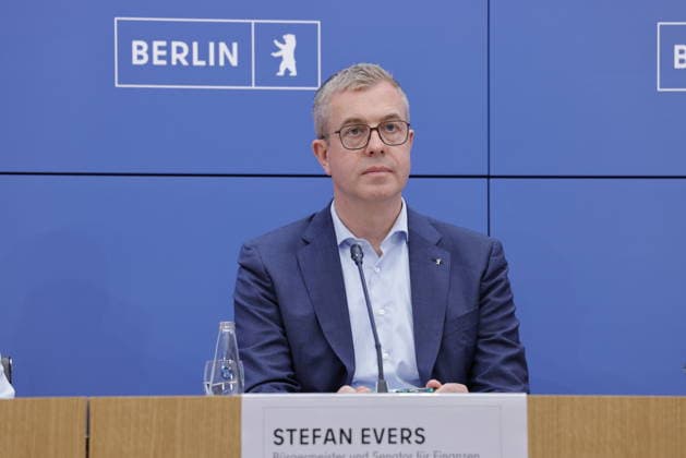 Stefan Evers, Bürgermeister von Berlin, Deutschland, Berlin, Senatspressekonferenz gemeinsam mit der Bürgermeisterin und Senatorin für Wirtschaft, Energie und Betriebe, Franziska Giffey, sowie dem Bürgermeister und Senator für Finanzen sowie für Kultur und Gesellschaftlichen Zusammenhalt, Stefan Evers *** Stefan Evers, Mayor of Berlin, Germany; Berlin; Senate press conference together with the Mayor and Senator for Economic Affairs, Energy, and Public Enterprises, Franziska Giffey, as well as the Mayor and Senator for Finance, Culture, and Social Cohesion, Stefan Evers