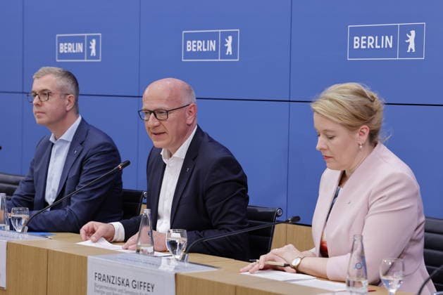 Stefan Evers, Bürgermeister von Berlin, Kai Wegner, Regierender Bürgermeister von Berlin, Franziska Giffey, Bürgermeisterin von Berlin, Deutschland, Berlin, Senatspressekonferenz gemeinsam mit der Bürgermeisterin und Senatorin für Wirtschaft, Energie und Betriebe, Franziska Giffey, sowie dem Bürgermeister und Senator für Finanzen sowie für Kultur und Gesellschaftlichen Zusammenhalt, Stefan Evers *** Stefan Evers, Mayor of Berlin, Kai Wegner, Governing Mayor of Berlin; Franziska Giffey, Mayor of Berlin, Germany; Berlin; Senate press conference together with the Mayor and Senator for Economy, Energy, and Public Enterprises, Franziska Giffey, as well as the Mayor and Senator for Finance, Culture, and Social Cohesion, Stefan Evers