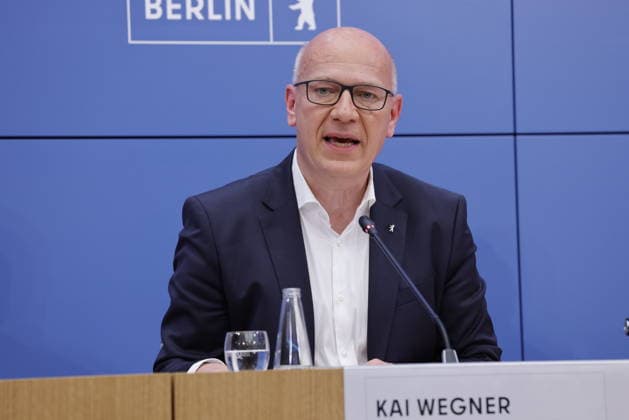 Kai Wegner, Regierender Bürgermeister von Berlin, Deutschland, Berlin, Senatspressekonferenz gemeinsam mit der Bürgermeisterin und Senatorin für Wirtschaft, Energie und Betriebe, Franziska Giffey, sowie dem Bürgermeister und Senator für Finanzen sowie für Kultur und Gesellschaftlichen Zusammenhalt, Stefan Evers *** Kai Wegner, Governing Mayor of Berlin, Germany, Berlin; Senate press conference together with the Mayor and Senator for Economy, Energy, and Public Enterprises, Franziska Giffey, and the Mayor and Senator for Finance, Culture, and Social Cohesion, Stefan Evers