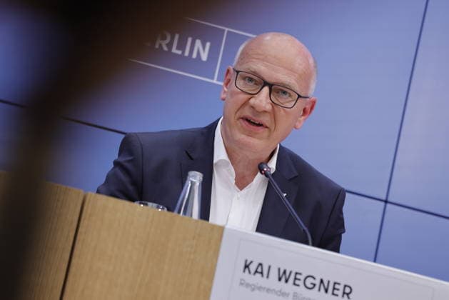 Kai Wegner, Regierender Bürgermeister von Berlin, Deutschland, Berlin, Senatspressekonferenz gemeinsam mit der Bürgermeisterin und Senatorin für Wirtschaft, Energie und Betriebe, Franziska Giffey, sowie dem Bürgermeister und Senator für Finanzen sowie für Kultur und Gesellschaftlichen Zusammenhalt, Stefan Evers *** Kai Wegner, Governing Mayor of Berlin, Germany, Berlin; Senate press conference together with the Mayor and Senator for Economy, Energy, and Public Enterprises, Franziska Giffey, and the Mayor and Senator for Finance, Culture, and Social Cohesion, Stefan Evers