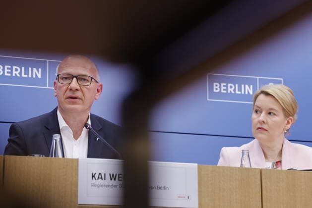 Kai Wegner, Regierender Bürgermeister von Berlin, Franziska Giffey, Bürgermeisterin von Berlin, Deutschland, Berlin, Senatspressekonferenz gemeinsam mit der Bürgermeisterin und Senatorin für Wirtschaft, Energie und Betriebe, Franziska Giffey, sowie dem Bürgermeister und Senator für Finanzen sowie für Kultur und Gesellschaftlichen Zusammenhalt, Stefan Evers *** Kai Wegner, Governing Mayor of Berlin; Franziska Giffey, Mayor of Berlin, Germany; Berlin; Senate press conference together with the Mayor and Senator for Economy, Energy, and Public Enterprises, Franziska Giffey, as well as the Mayor and Senator for Finance, Culture, and Social Cohesion, Stefan Evers