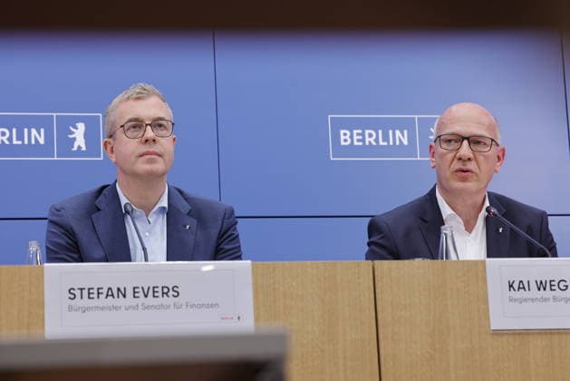 Stefan Evers, Bürgermeister von Berlin, Kai Wegner, Regierender Bürgermeister von Berlin, Deutschland, Berlin, Senatspressekonferenz gemeinsam mit der Bürgermeisterin und Senatorin für Wirtschaft, Energie und Betriebe, Franziska Giffey, sowie dem Bürgermeister und Senator für Finanzen sowie für Kultur und Gesellschaftlichen Zusammenhalt, Stefan Evers *** Stefan Evers, Mayor of Berlin; Kai Wegner, Governing Mayor of Berlin, Germany, Berlin; Senate press conference together with the Mayor and Senator for Economy, Energy, and Public Enterprises, Franziska Giffey, as well as the Mayor and Senator for Finance, Culture, and Social Cohesion, Stefan Evers