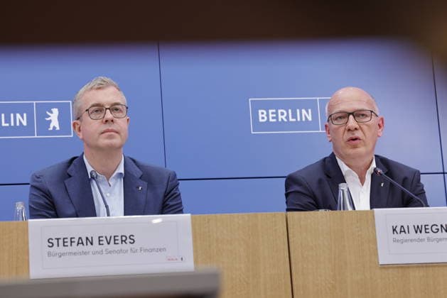 Stefan Evers, Bürgermeister von Berlin, Kai Wegner, Regierender Bürgermeister von Berlin, Deutschland, Berlin, Senatspressekonferenz gemeinsam mit der Bürgermeisterin und Senatorin für Wirtschaft, Energie und Betriebe, Franziska Giffey, sowie dem Bürgermeister und Senator für Finanzen sowie für Kultur und Gesellschaftlichen Zusammenhalt, Stefan Evers *** Stefan Evers, Mayor of Berlin; Kai Wegner, Governing Mayor of Berlin, Germany, Berlin; Senate press conference together with the Mayor and Senator for Economy, Energy, and Public Enterprises, Franziska Giffey, as well as the Mayor and Senator for Finance, Culture, and Social Cohesion, Stefan Evers