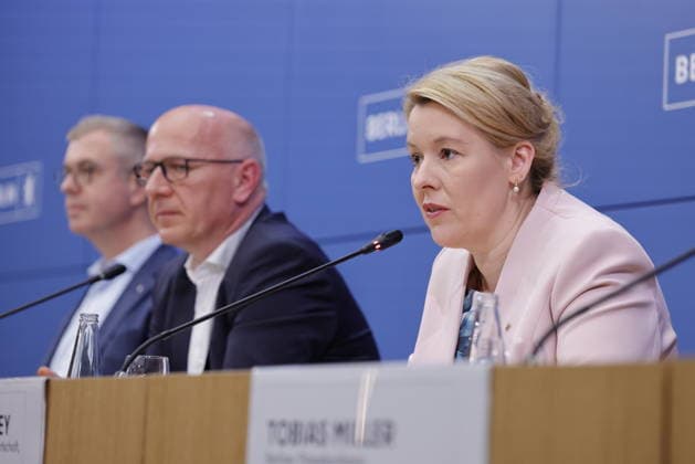 Stefan Evers, Bürgermeister von Berlin, Kai Wegner, Regierender Bürgermeister von Berlin, Franziska Giffey, Bürgermeisterin von Berlin, Deutschland, Berlin, Senatspressekonferenz gemeinsam mit der Bürgermeisterin und Senatorin für Wirtschaft, Energie und Betriebe, Franziska Giffey, sowie dem Bürgermeister und Senator für Finanzen sowie für Kultur und Gesellschaftlichen Zusammenhalt, Stefan Evers *** Stefan Evers, Mayor of Berlin, Kai Wegner, Governing Mayor of Berlin; Franziska Giffey, Mayor of Berlin, Germany; Berlin; Senate press conference together with the Mayor and Senator for Economics, Energy, and Public Enterprises, Franziska Giffey, as well as the Mayor and Senator for Finance, Culture, and Social Cohesion, Stefan Evers
