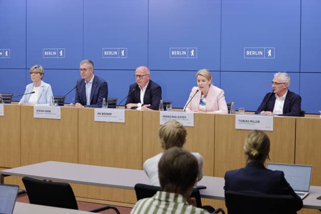 Christine Richter, Sprecherin des Senats, Stefan Evers, Bürgermeister von Berlin, Kai Wegner, Regierender Bürgermeister von Berlin, Franziska Giffey, Bürgermeisterin von Berlin, Deutschland, Berlin, Senatspressekonferenz gemeinsam mit der Bürgermeisterin und Senatorin für Wirtschaft, Energie und Betriebe, Franziska Giffey, sowie dem Bürgermeister und Senator für Finanzen sowie für Kultur und Gesellschaftlichen Zusammenhalt, Stefan Evers *** Christine Richter, Senate Spokesperson; Stefan Evers, Mayor of Berlin; Kai Wegner, Governing Mayor of Berlin, Franziska Giffey, Mayor of Berlin, Germany, Berlin, Senate press conference together with the Mayor and Senator for Economics, Energy, and Public Enterprises, Franziska Giffey, as well as the Ma