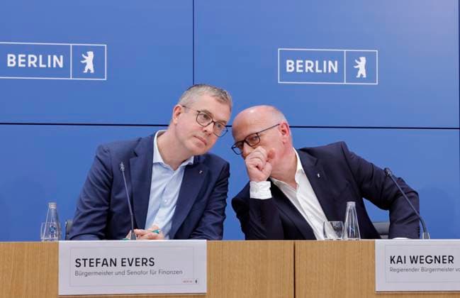 Stefan Evers, Bürgermeister von Berlin, Kai Wegner, Regierender Bürgermeister von Berlin, Deutschland, Berlin, Senatspressekonferenz gemeinsam mit der Bürgermeisterin und Senatorin für Wirtschaft, Energie und Betriebe, Franziska Giffey, sowie dem Bürgermeister und Senator für Finanzen sowie für Kultur und Gesellschaftlichen Zusammenhalt, Stefan Evers *** Stefan Evers, Mayor of Berlin; Kai Wegner, Governing Mayor of Berlin, Germany, Berlin; Senate press conference together with the Mayor and Senator for Economy, Energy, and Public Enterprises, Franziska Giffey, as well as the Mayor and Senator for Finance, Culture, and Social Cohesion, Stefan Evers