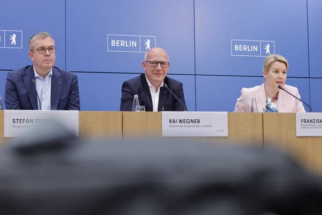 Stefan Evers, Bürgermeister von Berlin, Kai Wegner, Regierender Bürgermeister von Berlin, Franziska Giffey, Bürgermeisterin von Berlin, Deutschland, Berlin, Senatspressekonferenz gemeinsam mit der Bürgermeisterin und Senatorin für Wirtschaft, Energie und Betriebe, Franziska Giffey, sowie dem Bürgermeister und Senator für Finanzen sowie für Kultur und Gesellschaftlichen Zusammenhalt, Stefan Evers *** Stefan Evers, Mayor of Berlin, Kai Wegner, Governing Mayor of Berlin; Franziska Giffey, Mayor of Berlin, Germany; Berlin; Senate press conference together with the Mayor and Senator for Economy, Energy, and Public Enterprises, Franziska Giffey, as well as the Mayor and Senator for Finance, Culture, and Social Cohesion, Stefan Evers
