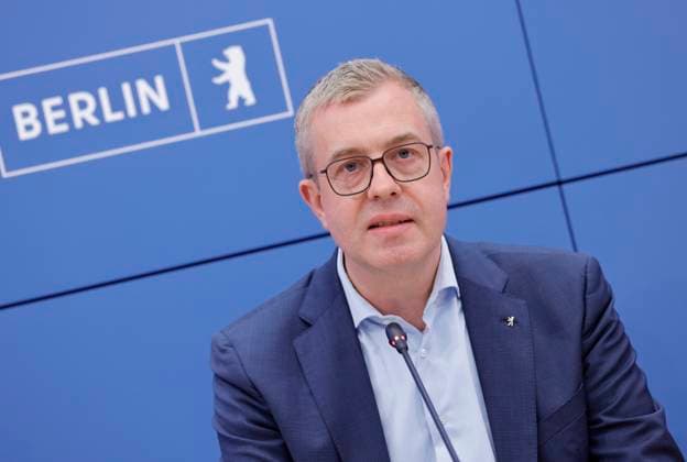 Stefan Evers, Bürgermeister von Berlin, Deutschland, Berlin, Senatspressekonferenz gemeinsam mit der Bürgermeisterin und Senatorin für Wirtschaft, Energie und Betriebe, Franziska Giffey, sowie dem Bürgermeister und Senator für Finanzen sowie für Kultur und Gesellschaftlichen Zusammenhalt, Stefan Evers *** Stefan Evers, Mayor of Berlin, Germany; Berlin; Senate press conference together with the Mayor and Senator for Economic Affairs, Energy, and Public Enterprises, Franziska Giffey, as well as the Mayor and Senator for Finance, Culture, and Social Cohesion, Stefan Evers