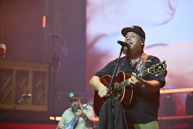 Luke Combs In Concert - Paris Luke Combs performs at the Accor Arena in Paris, France on July 7, 2026. Photo by Christophe Meng ABACAPRESS.COM Paris France  Copyright: xMengxChristophe ABACAx