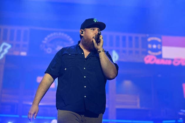 Luke Combs In Concert - Paris Luke Combs performs at the Accor Arena in Paris, France on July 7, 2026. Photo by Christophe Meng ABACAPRESS.COM Paris France  Copyright: xMengxChristophe ABACAx