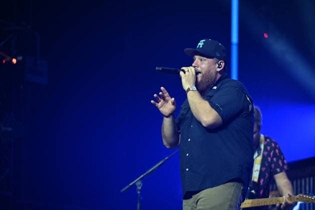 Luke Combs In Concert - Paris Luke Combs performs at the Accor Arena in Paris, France on July 7, 2026. Photo by Christophe Meng ABACAPRESS.COM Paris France  Copyright: xMengxChristophe ABACAx
