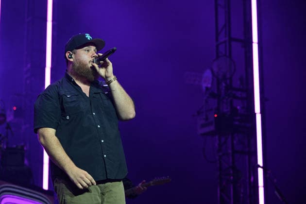 Luke Combs In Concert - Paris Luke Combs performs at the Accor Arena in Paris, France on July 7, 2026. Photo by Christophe Meng ABACAPRESS.COM Paris France  Copyright: xMengxChristophe ABACAx