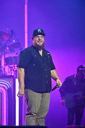 Luke Combs In Concert - Paris Luke Combs performs at the Accor Arena in Paris, France on July 7, 2026. Photo by Christophe Meng ABACAPRESS.COM Paris France  Copyright: xMengxChristophe ABACAx