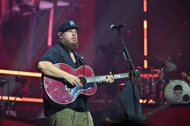 Luke Combs In Concert - Paris Luke Combs performs at the Accor Arena in Paris, France on July 7, 2026. Photo by Christophe Meng ABACAPRESS.COM Paris France  Copyright: xMengxChristophe ABACAx