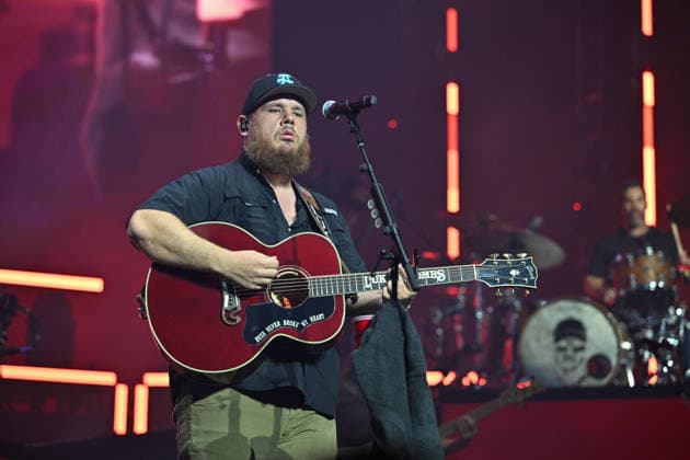 Luke Combs In Concert - Paris Luke Combs performs at the Accor Arena in Paris, France on July 7, 2026. Photo by Christophe Meng ABACAPRESS.COM Paris France  Copyright: xMengxChristophe ABACAx