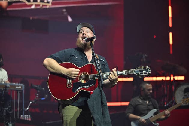 Luke Combs In Concert - Paris Luke Combs performs at the Accor Arena in Paris, France on July 7, 2026. Photo by Christophe Meng ABACAPRESS.COM Paris France  Copyright: xMengxChristophe ABACAx