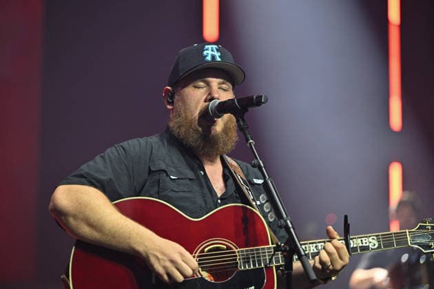 Luke Combs In Concert - Paris Luke Combs performs at the Accor Arena in Paris, France on July 7, 2026. Photo by Christophe Meng ABACAPRESS.COM Paris France  Copyright: xMengxChristophe ABACAx