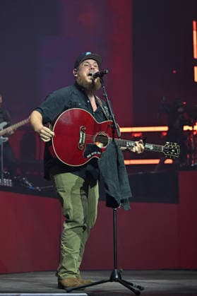 Luke Combs In Concert - Paris Luke Combs performs at the Accor Arena in Paris, France on July 7, 2026. Photo by Christophe Meng ABACAPRESS.COM Paris France  Copyright: xMengxChristophe ABACAx