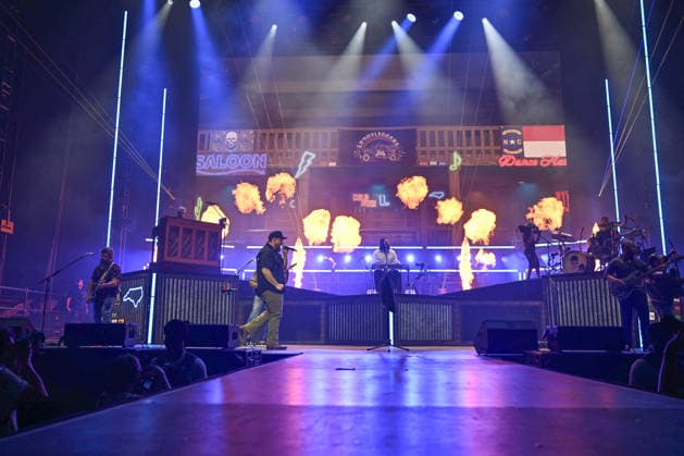 Luke Combs In Concert - Paris Luke Combs performs at the Accor Arena in Paris, France on July 7, 2026. Photo by Christophe Meng ABACAPRESS.COM Paris France  Copyright: xMengxChristophe ABACAx
