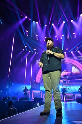 Luke Combs In Concert - Paris Luke Combs performs at the Accor Arena in Paris, France on July 7, 2026. Photo by Christophe Meng ABACAPRESS.COM Paris France  Copyright: xMengxChristophe ABACAx