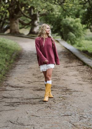Stylish young woman walks along a wooded path Porto, Portugal CR_BRSC260610-2042697-01 ,model released, Symbolfoto