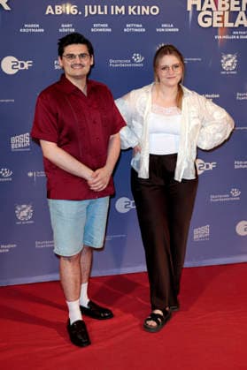 Miguel Robitzky und Carolin Worbs bei der Premiere des Dokumentarfilms Was haben wir gelacht im Filmpalast. Köln, 07.07.2026 *** Miguel Robitzky and Carolin Worbs at the premiere of the documentary *Was haben wir gelacht* at the Filmpalast in Cologne, July 7, 2026 Foto:xR.xSchmiegeltx xFuturexImagex gelacht_6622